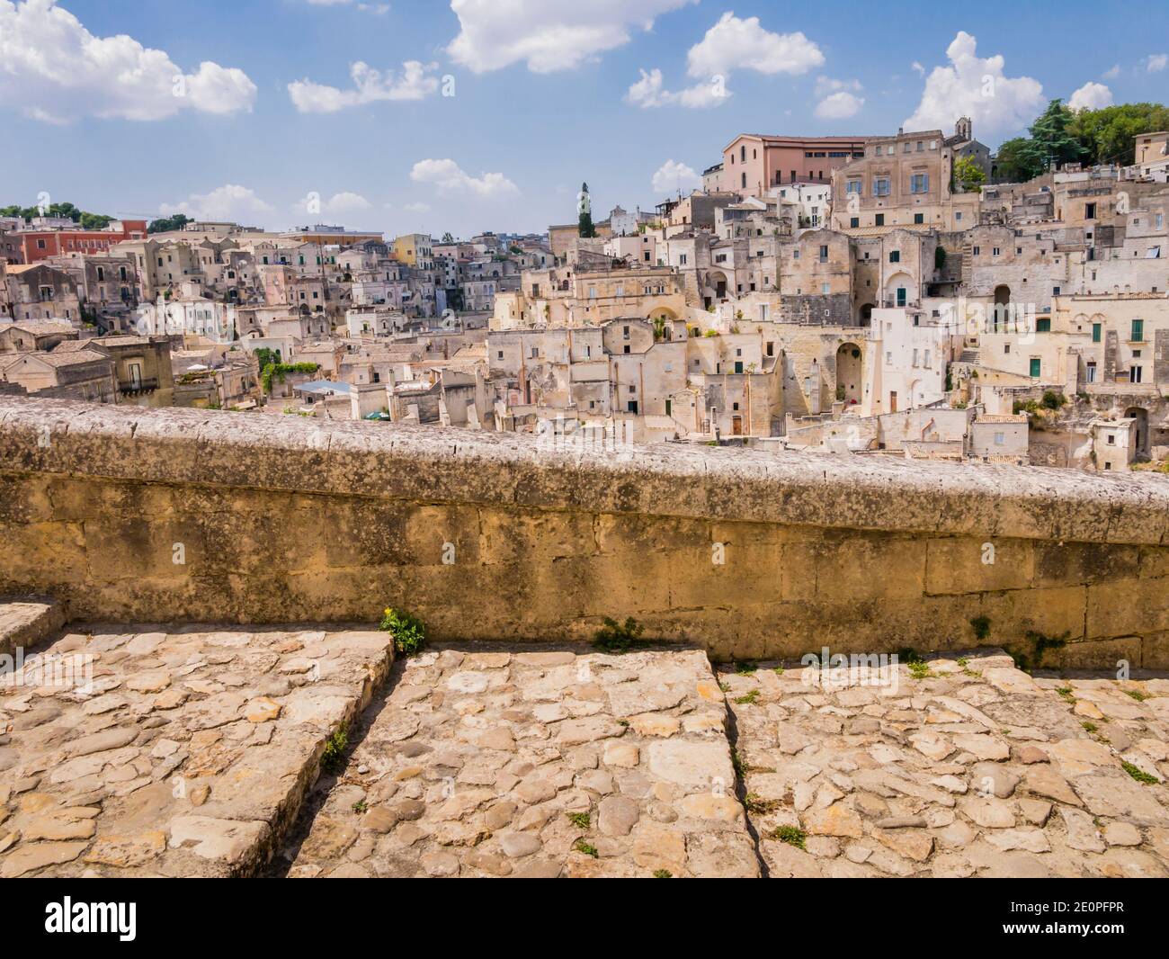 Suggestiva vista del quartiere di Sasso Barisano e delle sue caratteristiche abitazioni in grotta nell'antica città di Matera, Basilicata, Italia meridionale Foto Stock