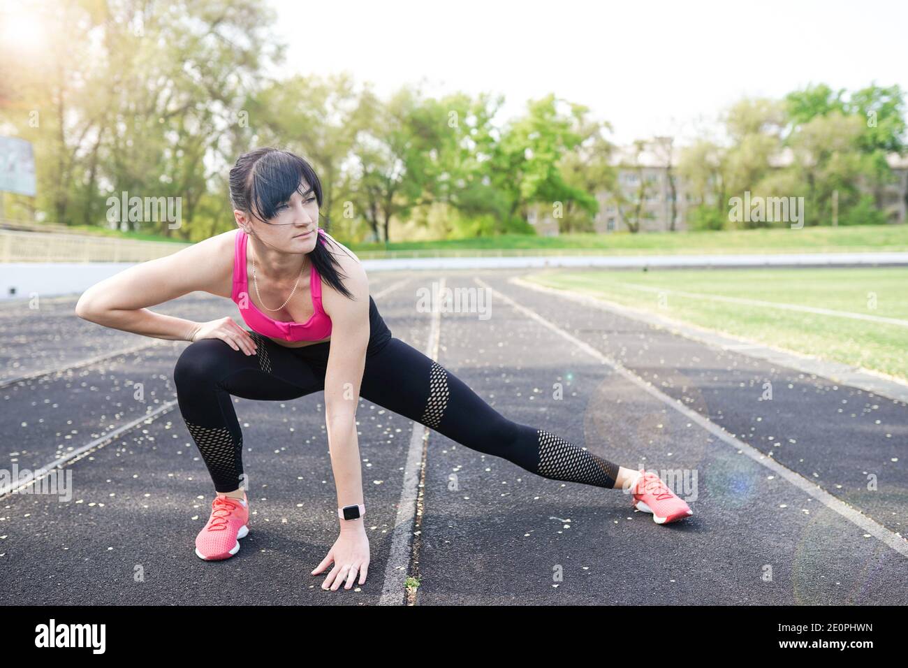 Fitness donna sportiva durante gli esercizi all'aperto allenamento. Copia spazio. Perdita di peso. Stile di vita sano. Donna sana e sportiva. Foto Stock