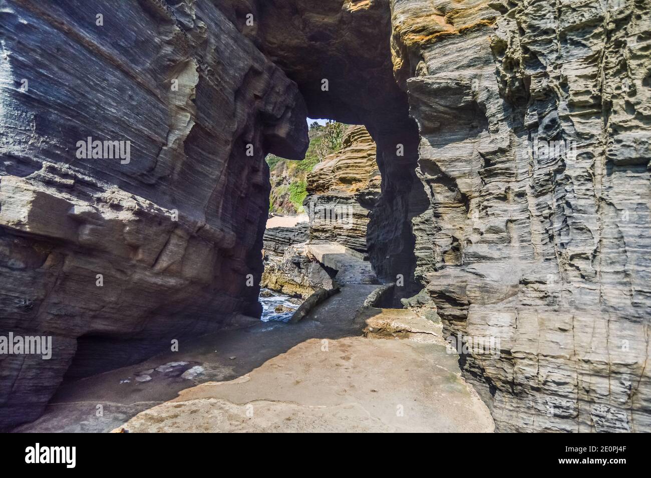 Buco nella parete naturale formazione rocciosa a Thompsons baia spiaggia ballito Sud Africa Foto Stock