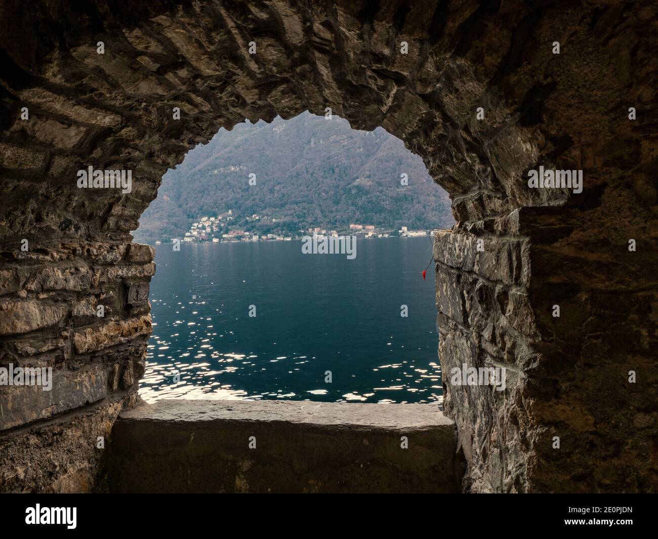 Paesaggio del lago di Como visto da una finestra di un antico edificio in  pietra.Lombardia, Laghi Italiani, Italia Foto stock - Alamy
