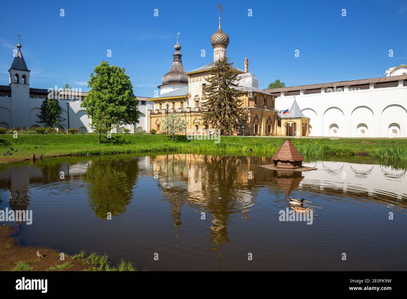 Cortile del Cremlino di Rostov, Chiesa di Hodegetria si riflette in acqua di stagno. Rostov Veliky, Regione di Yaroslavl, anello d'Oro della Russia Foto Stock