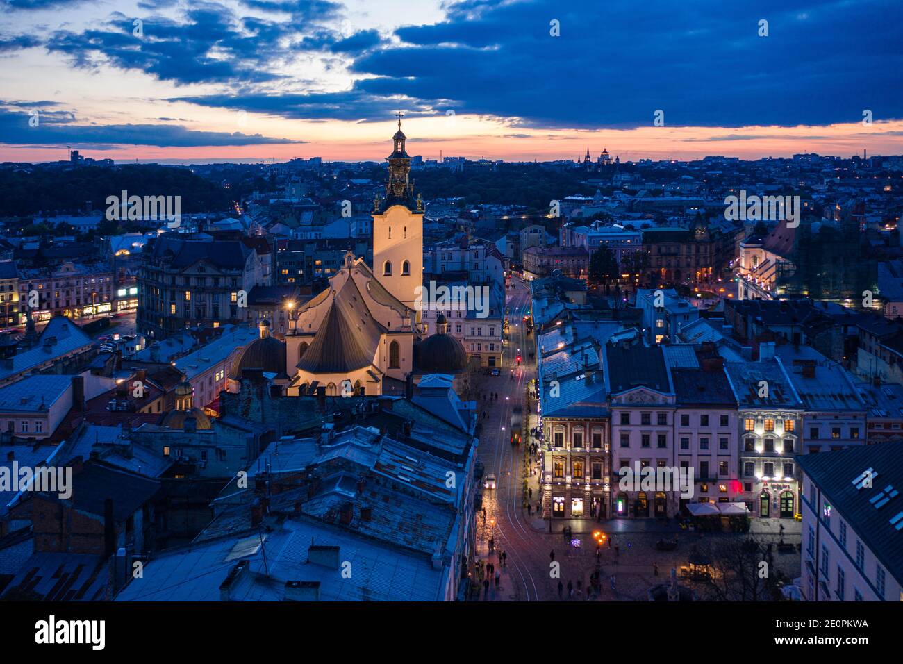 Lviv, Ucraina - 24 agosto 2020: Vista sulla Cattedrale Latina a Lviv, Ucraina di notte dal drone Foto Stock