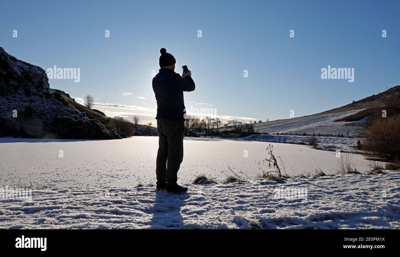 Holyrood Park, Edimburgo, Scozia, Regno Unito. 2 dicembre 2021. Una passeggiata nel parco innevato Winter Wonderland sotto lo sguardo di Arthur's Seat, una buona opportunità per molte persone di fare un po 'di esercizio all'aperto in aria fresca, temperatura a 0 gradi freddo. Credit: Arch White/Alamy Live News. Foto Stock