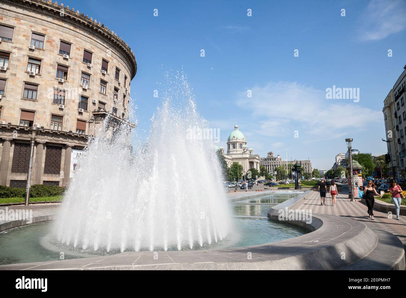 BELGRADO, SERBIA - 2 GIUGNO 2017: Assemblea Nazionale della Repubblica di Serbia a Belgrado vista dalla fontana di Piazza Trg Nikole Pasica. Chiamato Narod Foto Stock