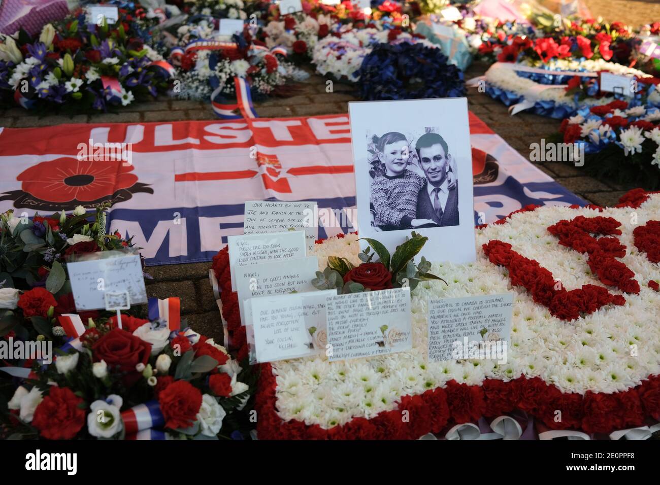 Glasgow, Regno Unito, 2 gennaio 2021. I sostenitori del Rangers Football Club lasciano fiori e sciarpe in un memoriale (raffigurante il calciatore dei Rangers John Greig) a quei 66 tifosi che hanno perso la vita nel disastro dello Ibrox Stadium, avvenuto 50 anni fa oggi il 2 gennaio 1971. L'anniversario cade nel giorno in cui il Rangers FC gioca i loro rivali Celtic FC, a casa, in una partita di campionato. Foto: Jeremy Sutton-Hibbert/Alamy Live News. Foto Stock