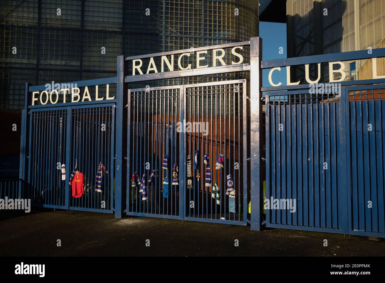 Glasgow, Regno Unito, 2 gennaio 2021. I sostenitori del Rangers Football Club legano le sciarpe sulla porta dello stadio del club, in memoria di quei 66 tifosi che hanno perso la vita nel disastro dello Ibrox Stadium avvenuto 50 anni fa oggi il 2 gennaio 1971. L'anniversario cade nel giorno in cui il Rangers FC gioca i loro rivali Celtic FC, a casa, in una partita di campionato. Foto: JeremyS utton-Hibbert/Alamy Live News. Foto Stock