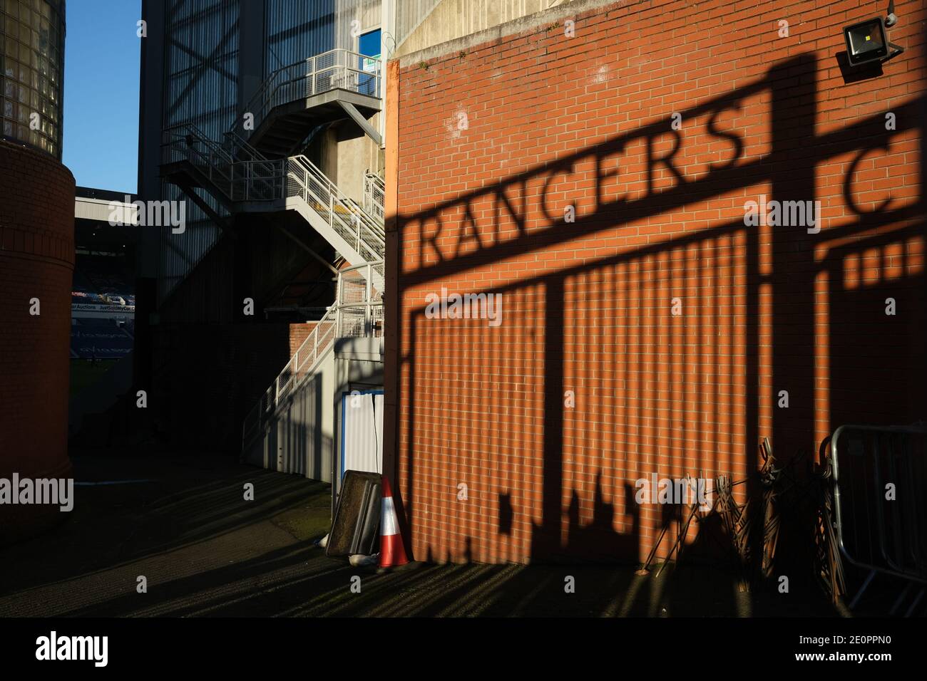 Glasgow, Regno Unito, 2 gennaio 2021. I sostenitori del Rangers Football Club legano le sciarpe sulla porta dello stadio del club, in memoria di quei 66 tifosi che hanno perso la vita nel disastro dello Ibrox Stadium avvenuto 50 anni fa oggi il 2 gennaio 1971. L'anniversario cade nel giorno in cui il Rangers FC gioca i loro rivali Celtic FC, a casa, in una partita di campionato. Foto: JeremyS utton-Hibbert/Alamy Live News. Foto Stock