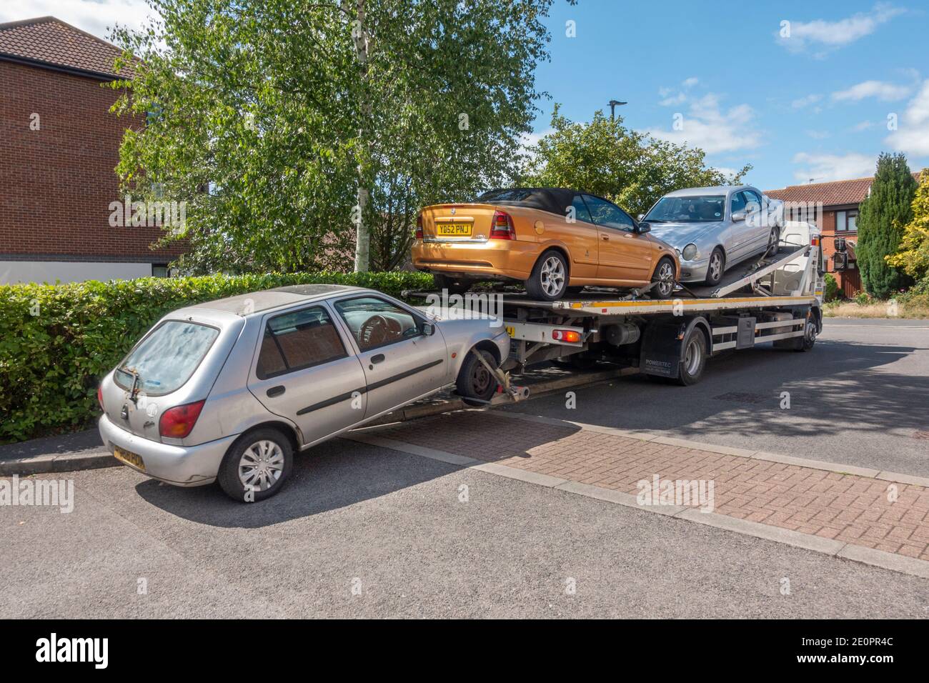 Una Ford Fiesta del 1998 è stata tolto sul retro di un caricatore basso per la raschiatura, Hounslow, Londra, Regno Unito. Foto Stock