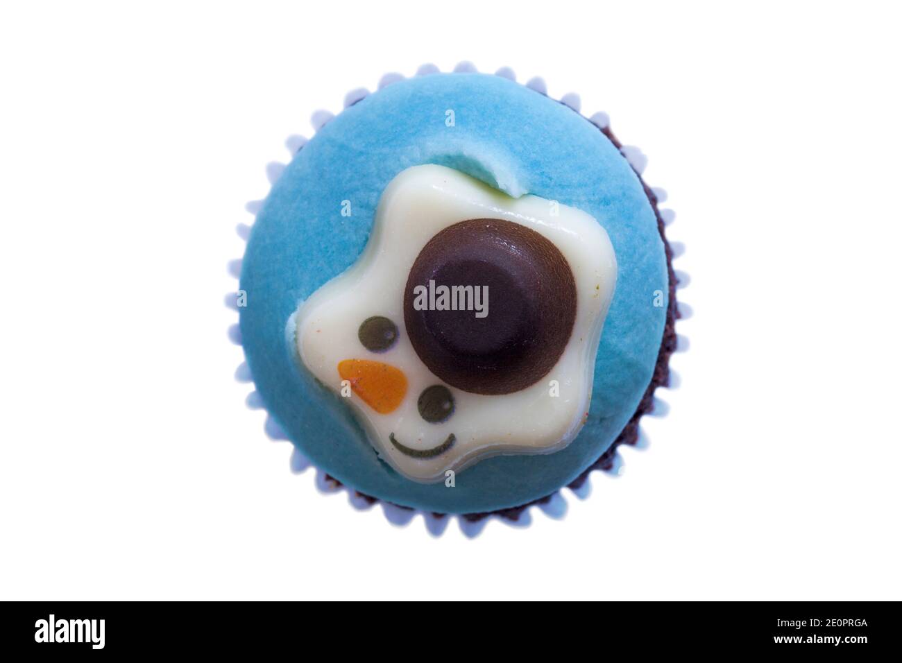 Torta di coppe Snowman da scatola di M&S 9 mini Cupcakes festivo isolato su sfondo bianco - ideale per Natale Natale Foto Stock