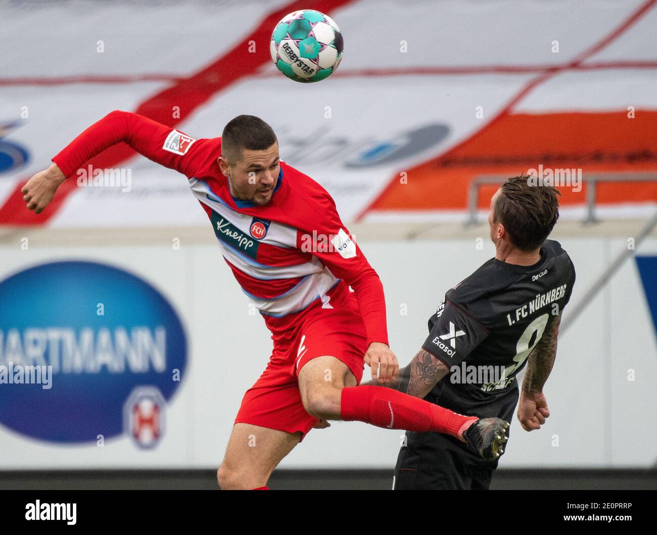 Heidenheim, Germania. 02 gennaio 2021. Calcio: 2. Bundesliga, 1. FC Heidenheim - 1. FC Nürnberg, Matchday 14 alla Voith Arena. Marnon Busch (l) di Heidenheim e Manuel Schäffler di Nürnberg sono in un duello di testata. Credito: Stefan Puchner/dpa - NOTA IMPORTANTE: In conformità con le norme del DFL Deutsche Fußball Liga e/o del DFB Deutscher Fußball-Bund, è vietato utilizzare o utilizzare fotografie scattate nello stadio e/o della partita sotto forma di sequenze fotografiche e/o serie fotografiche di tipo video./dpa/Alamy Live News Foto Stock