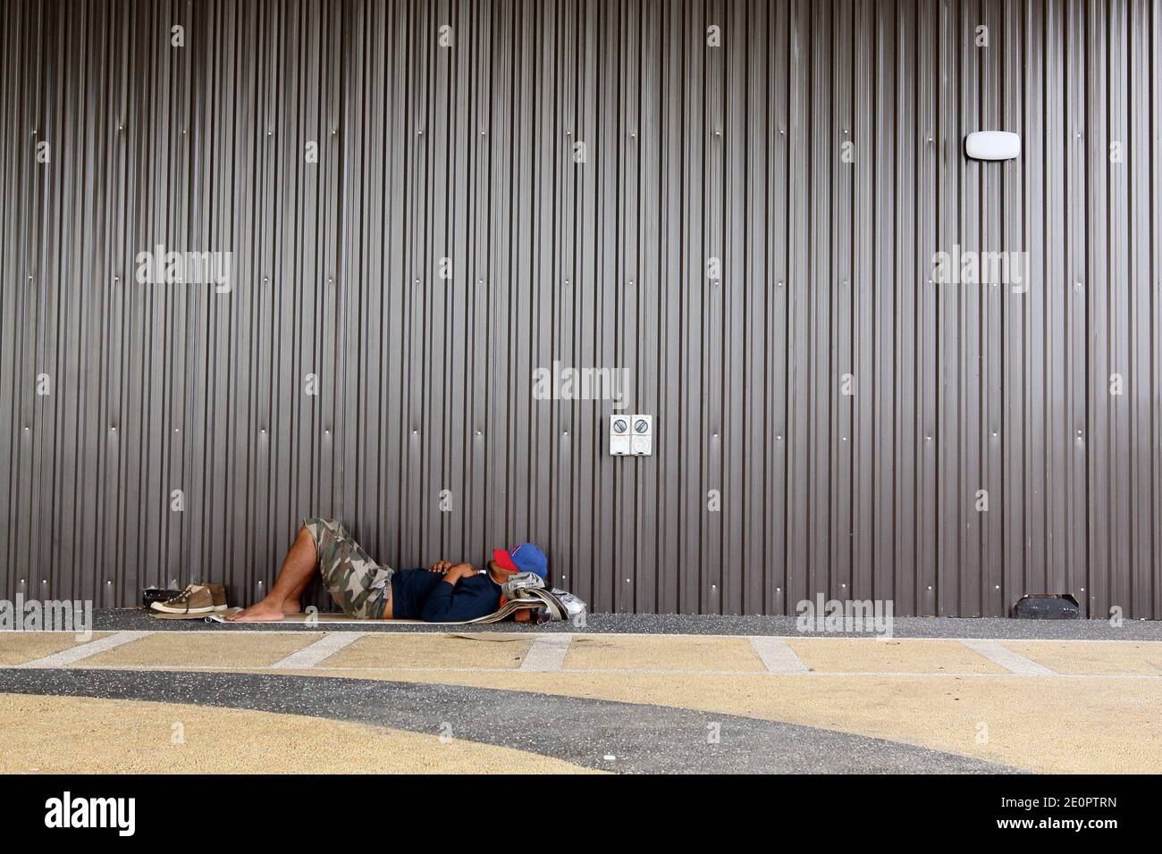 Lavoratore che riposa all'angolo, la città vecchia kuching, Kuching, Sarawak, Malesia Foto Stock