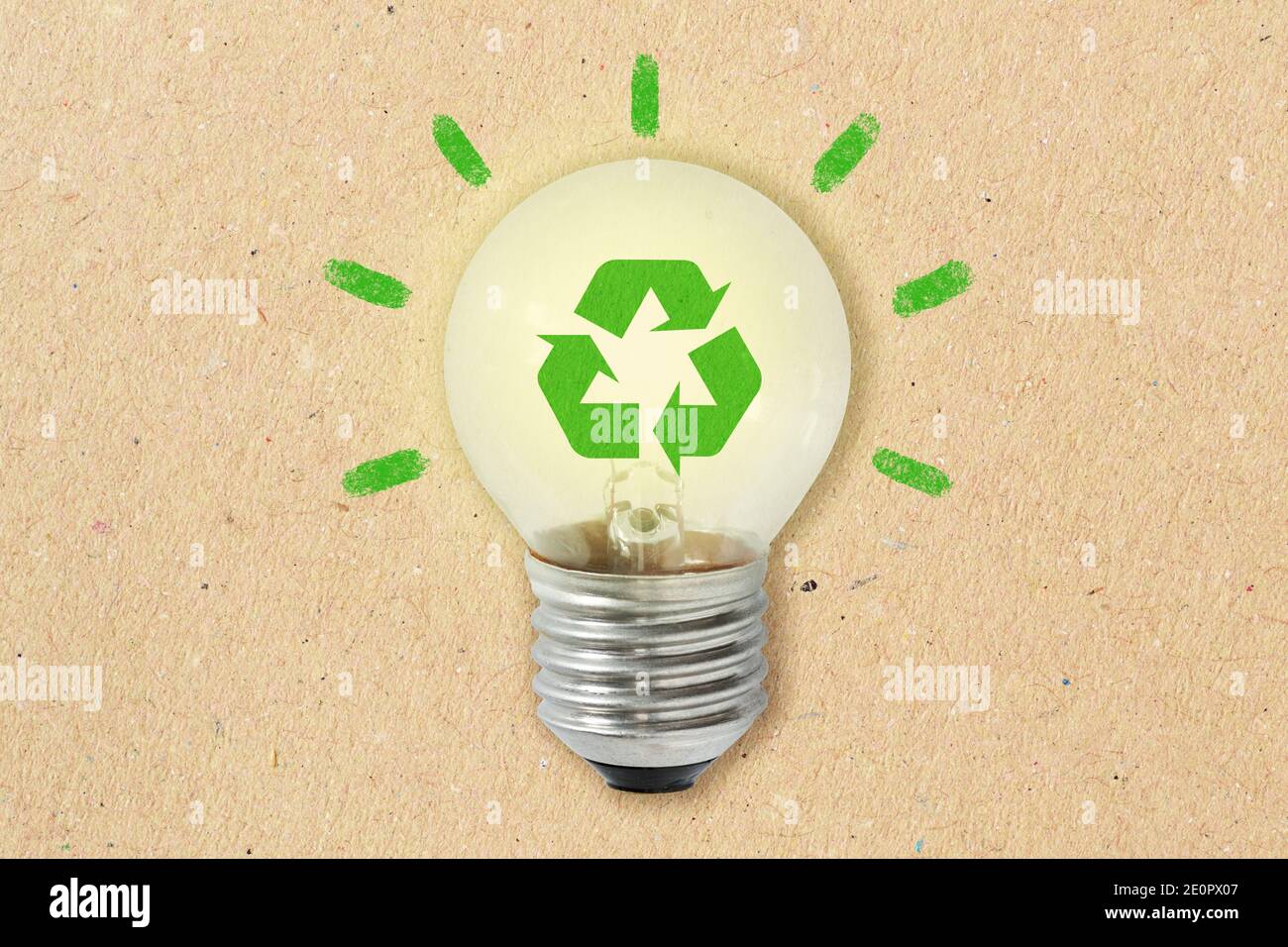 Lampadina con simbolo di riciclaggio su sfondo di carta riciclata - Concetto di ecologia ed energia verde Foto Stock