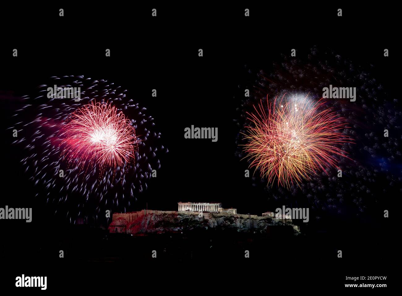 Fuochi d'artificio sull'Acropoli durante le celebrazioni della vigilia di Capodanno del 2021. Foto Stock