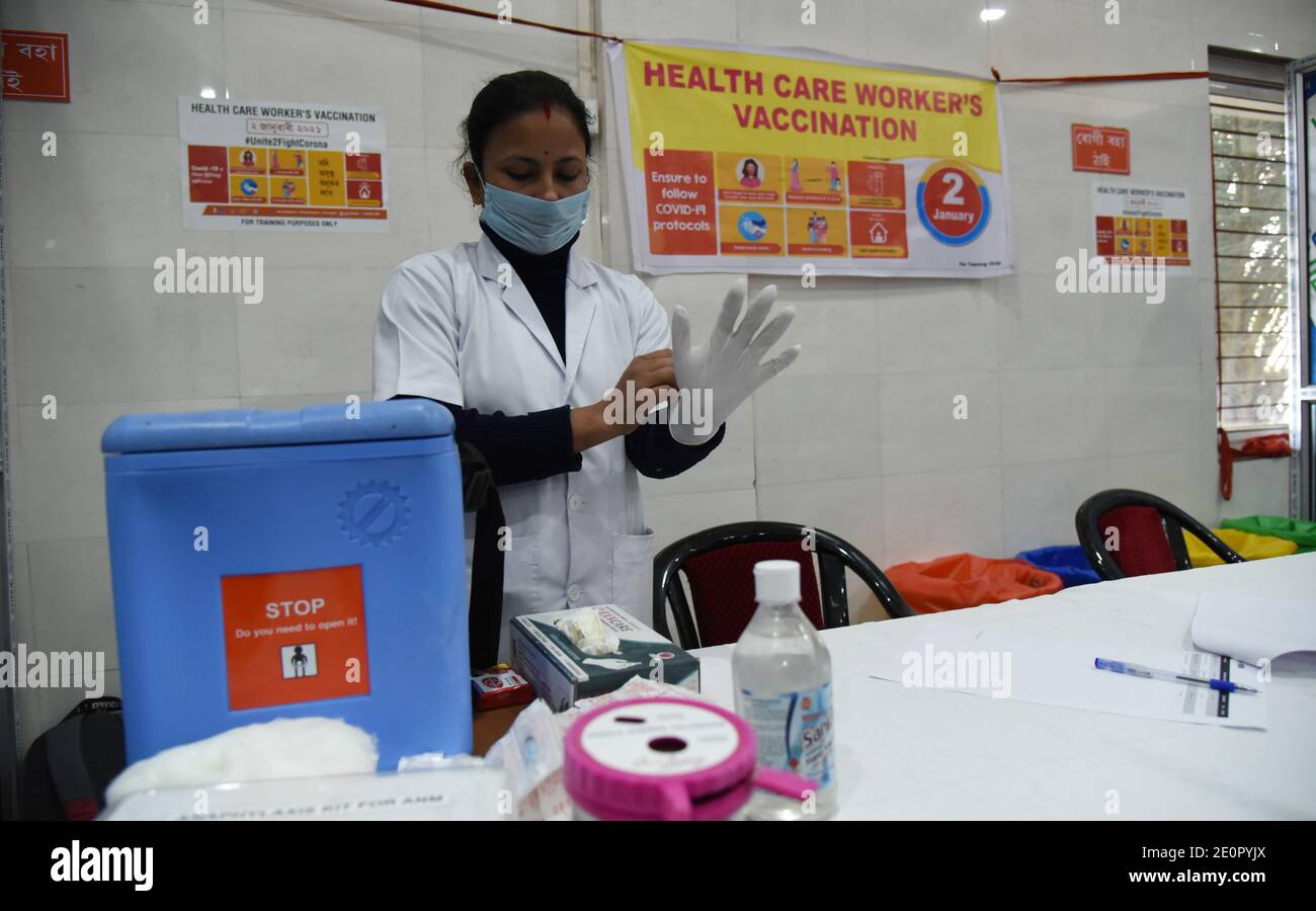 Guwahati, Assam, India. 1 gennaio 2021. Un'infermiera si prepara ad eseguire la simulazione di perforazione e corsa a secco sulla vaccinazione COVID-19 al Gauhati Medical College Hospital (GMCH) a Guwahati Assam India Sabato 2 gennaio 2021. Secondo il rapporto di notizie in 259 ospedali di 116 distretti in diverse parti dell'India mock drill e ciclo a secco della vaccinazione COVID 19 è effettuata oggi Credit: Dasarath Deka/ZUMA Wire/Alamy Live News Foto Stock