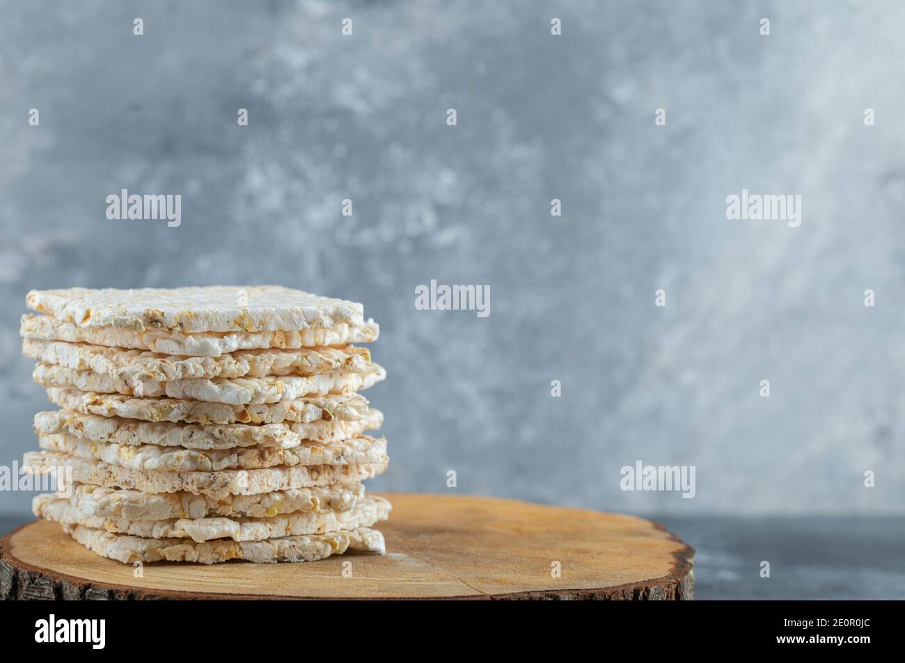 Dieta secca riso croccante pane rotondo isolato su pezzo di legno Foto Stock