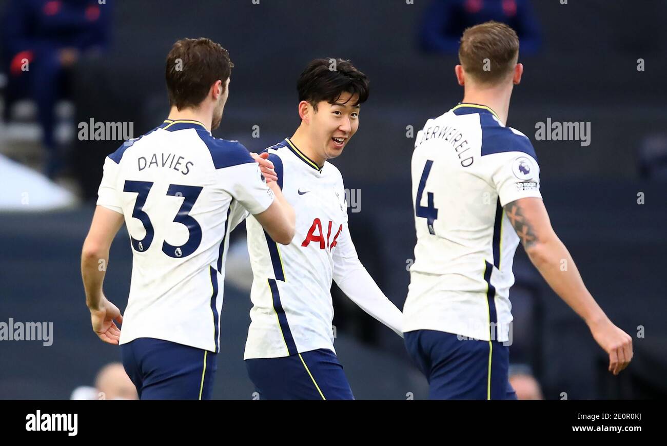 Ben Davies di Tottenham Hotspur (a sinistra) e Son Heung-min (al centro) festeggiano con il loro terzo gol Toby Alderweireld (a destra) durante la partita della Premier League al Tottenham Hotspur Stadium di Londra. Foto Stock