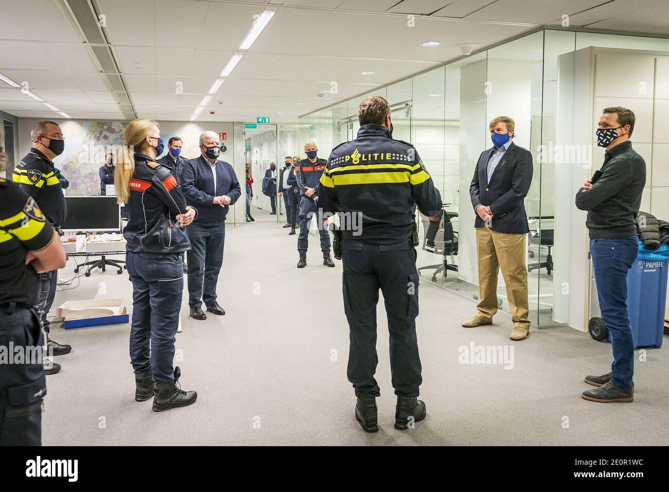 Il re Willem Alexander ha visitato i soccorsi che si sono impegnati a mantenere l'ordine pubblico, a combattere e prevenire gli incidenti, a mantenere la città pulita e a prendersi cura dei feriti, il 01 gennaio 2021, durante la vigilia di Capodanno a l'Aia (Paesi Bassi). Insieme al triangolo del sindaco, del capo della polizia e del procuratore principale dell'Aia, il re ha visitato il centro regionale di crisi della regione di sicurezza di Haaglanden, il pronto soccorso comune, la stazione di polizia di Hoefkade e il Centro medico Haaglanden (HMC) di Westeinde. Foto piscina di Valerie Kupyers/Robin Utrecht/ABACAPRESS.COM Foto Stock Il re Willem Alexander ha visitato i soccorsi che si sono impegnati a mantenere l'ordine pubblico, a combattere e prevenire gli incidenti, a mantenere la città pulita e a prendersi cura dei feriti, il 01 gennaio 2021, durante la vigilia di Capodanno a l'Aia (Paesi Bassi). Insieme al triangolo del sindaco, del capo della polizia e del procuratore principale dell'Aia, il re ha visitato il centro regionale di crisi della regione di sicurezza di Haaglanden, il pronto soccorso comune, la stazione di polizia di Hoefkade e il Centro medico Haaglanden (HMC) di Westeinde. Foto piscina di Valerie Kupyers/Robin Utrecht/ABACAPRESS.COM Foto Stock