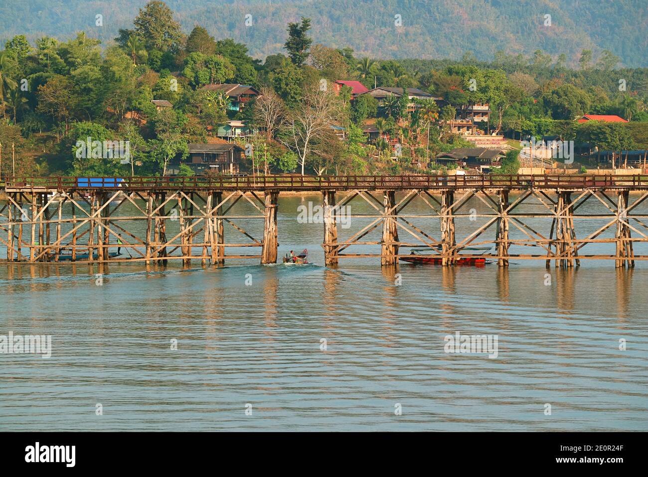 Mon Bridge o Saphan Mon, il simbolo del distretto di Sangkhlaburi, provincia di Kanchanaburi, Thailandia occidentale Foto Stock