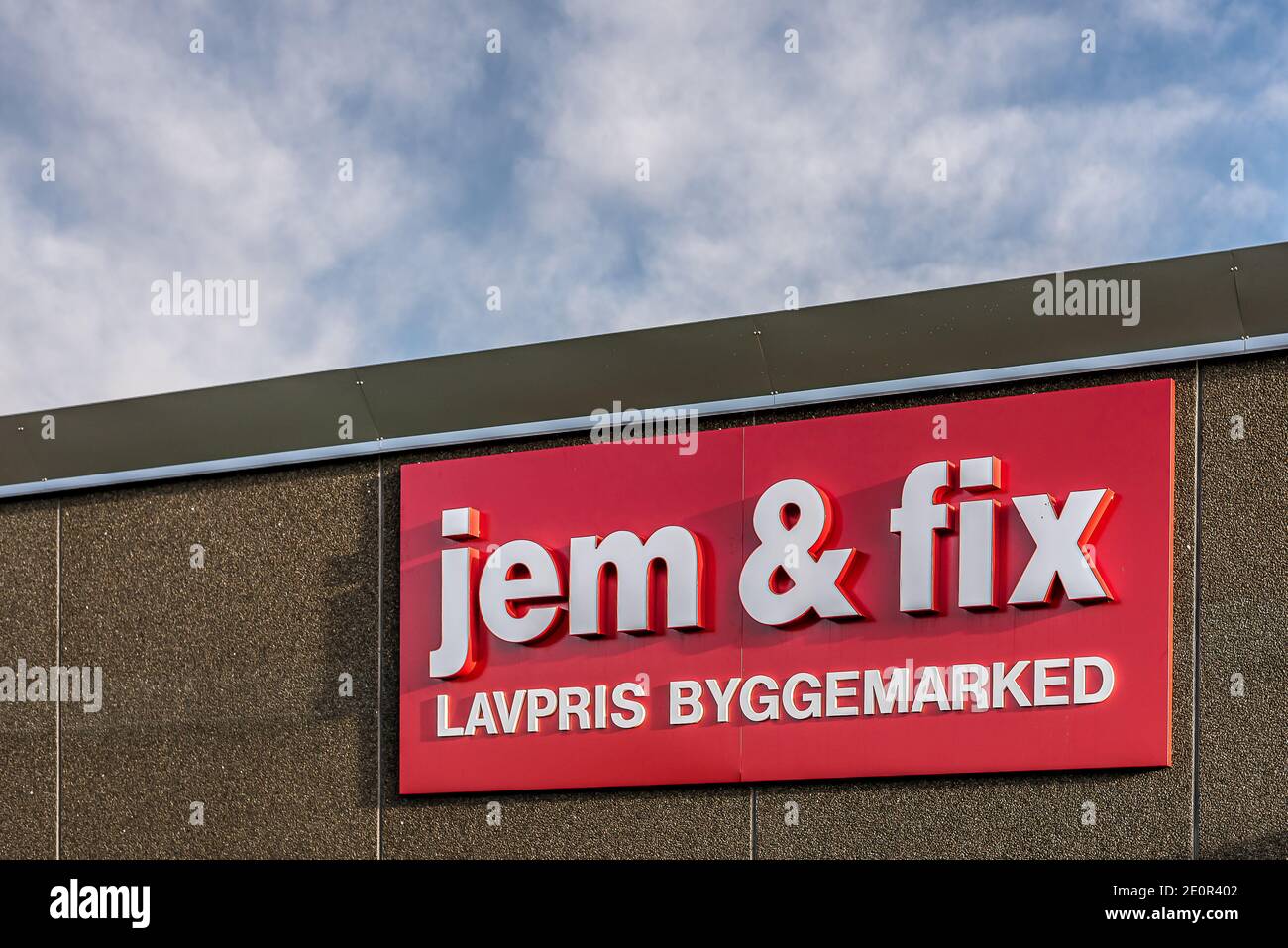 jem & fix lavpris bygemarked segno su un edificio grigio, Danimarca, 2 gennaio 2021 Foto Stock