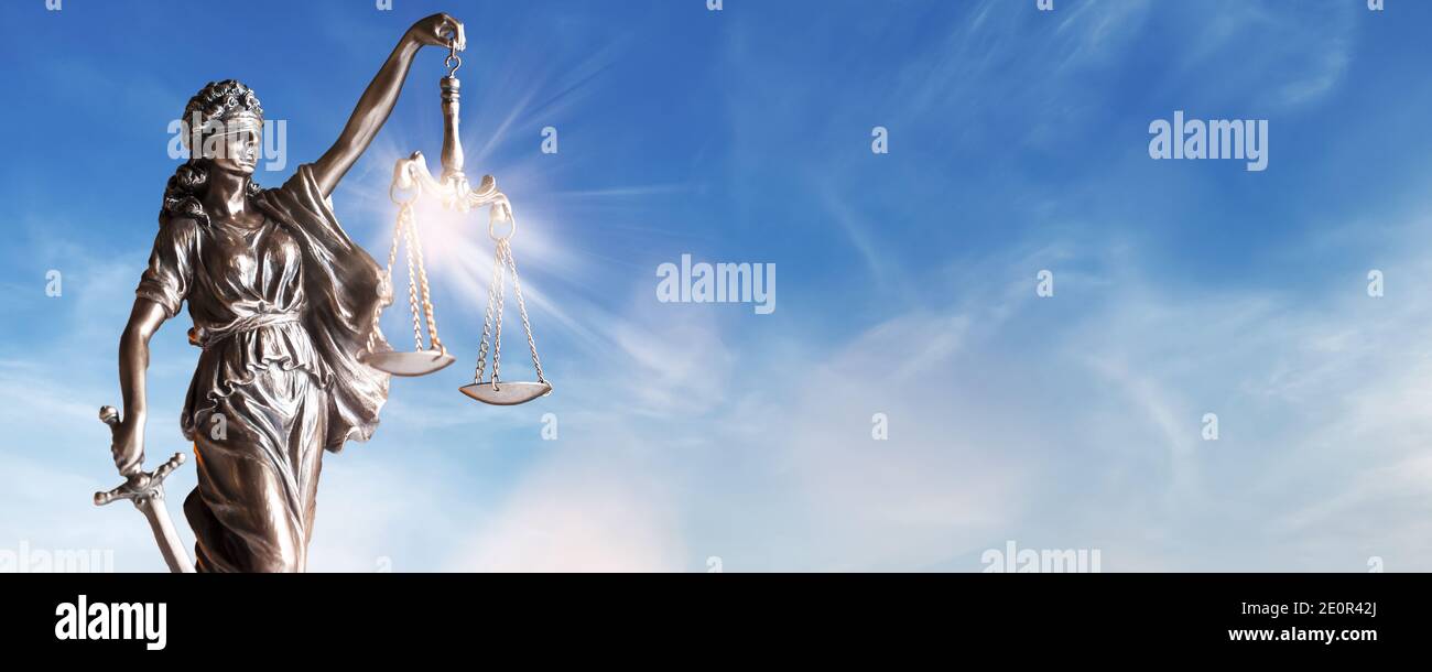 Signora Giustizia. Statua di Giustizia su sfondo cielo. Concetto di banner di giustizia con spazio di copia Foto Stock