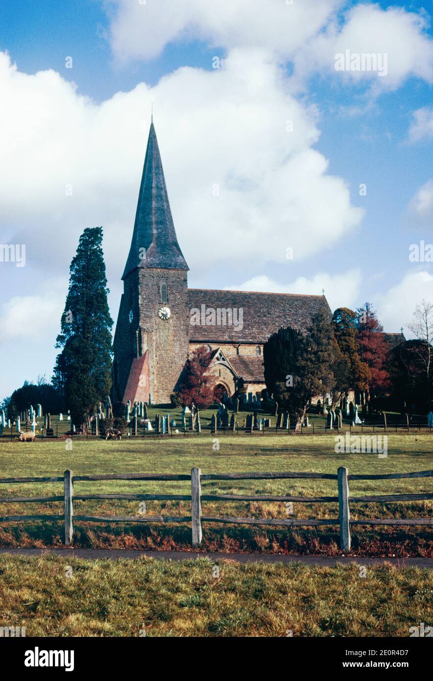 La chiesa di Inghilterra chiesa parrocchiale di San Pietro ad Vincla situata a Wisborough Green, West Sussex. Scansione di archivio da un vetrino. Aprile 1977. Foto Stock