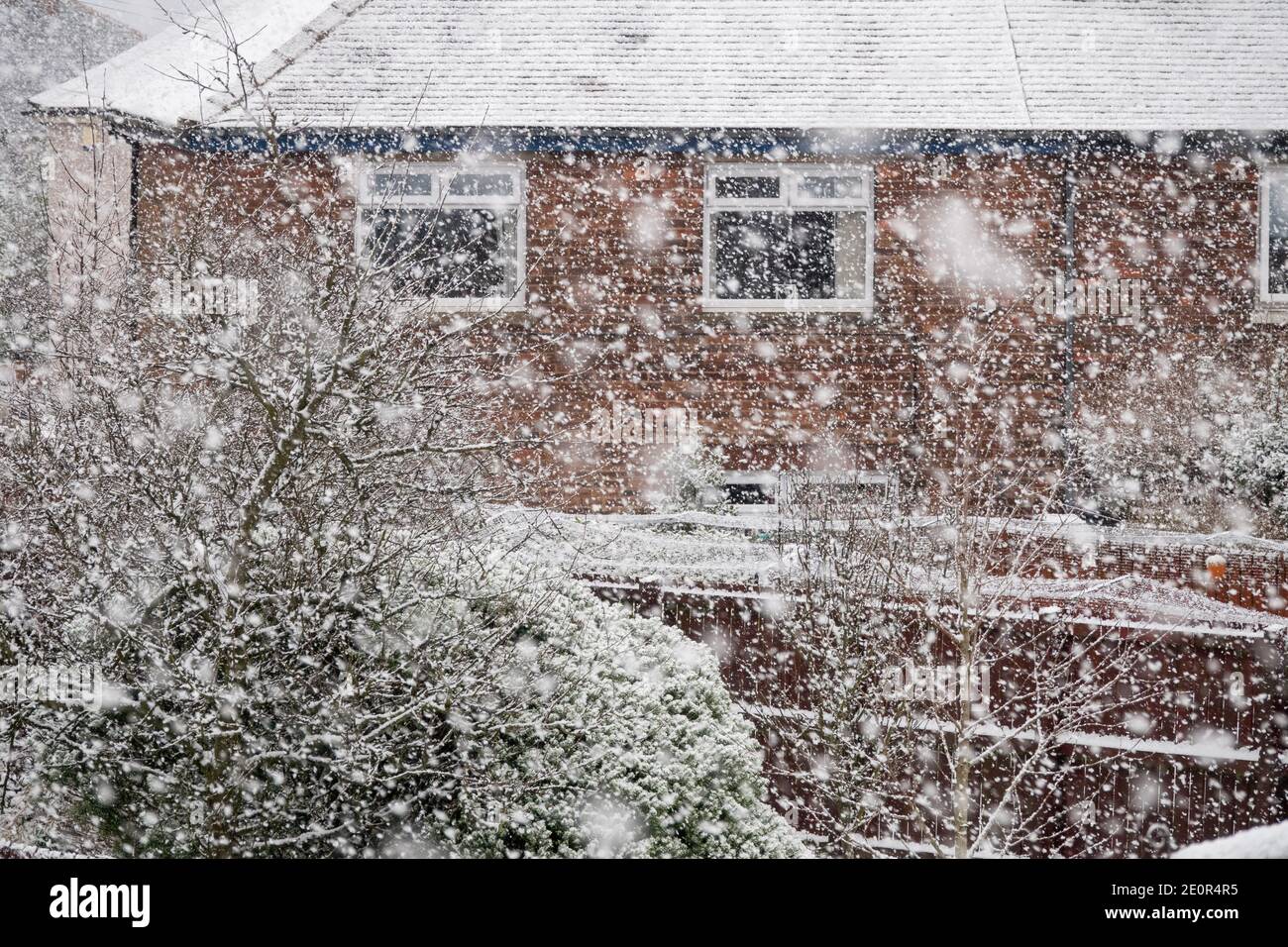 Bradford, West Yorkshire, Regno Unito. 2 gennaio 2021. Nevicate pesanti nello Yorkshire occidentale . Scena urbana nevosa in una tenuta di consiglio Foto Stock