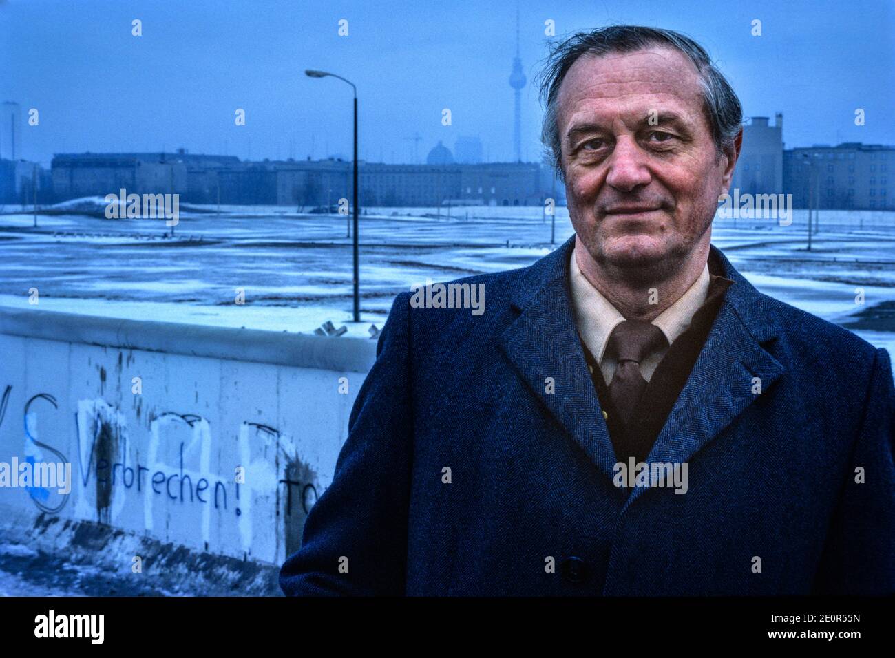 SS Sergeant Rochus operatore di quadri di controllo nel bunker di Berlino di Hitler Vicino al Muro di Berlino che si affaccia sul sito del bunker Da una serie di ritratti per il Sunday Times Magazine Per illustrare gli estratti del bunker berlinese di James P. O'Donnell Foto Stock