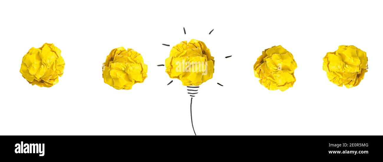 Ispirazione creativa, idee concetti con lampadina da carta palla sbriciolato Foto Stock