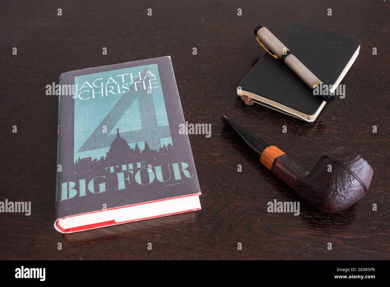 Londra, Inghilterra, Regno Unito - 2 gennaio 2021: The Big Four Book di Agatha Christie in a Facsimile First Edition with Tobacco Pipe, Fountian Pen and notebook, Foto Stock