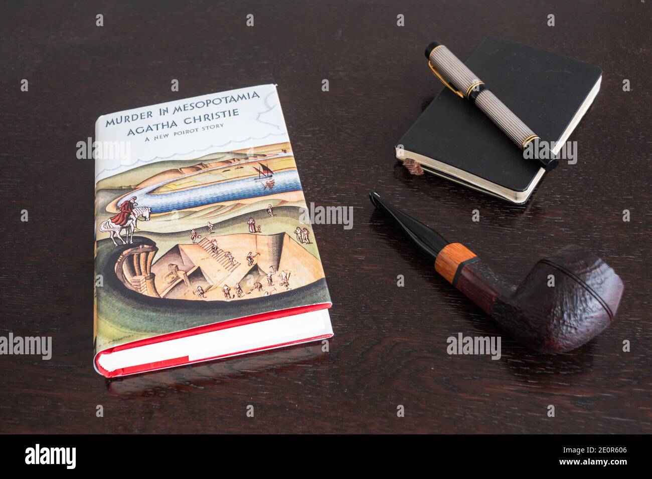 Londra, Inghilterra, Regno Unito - 2 gennaio 2021: Omicidio in Mesopotamia Libro di Agatha Christie in un Facsimile prima edizione con tabacchina, penna Fountian e N Foto Stock