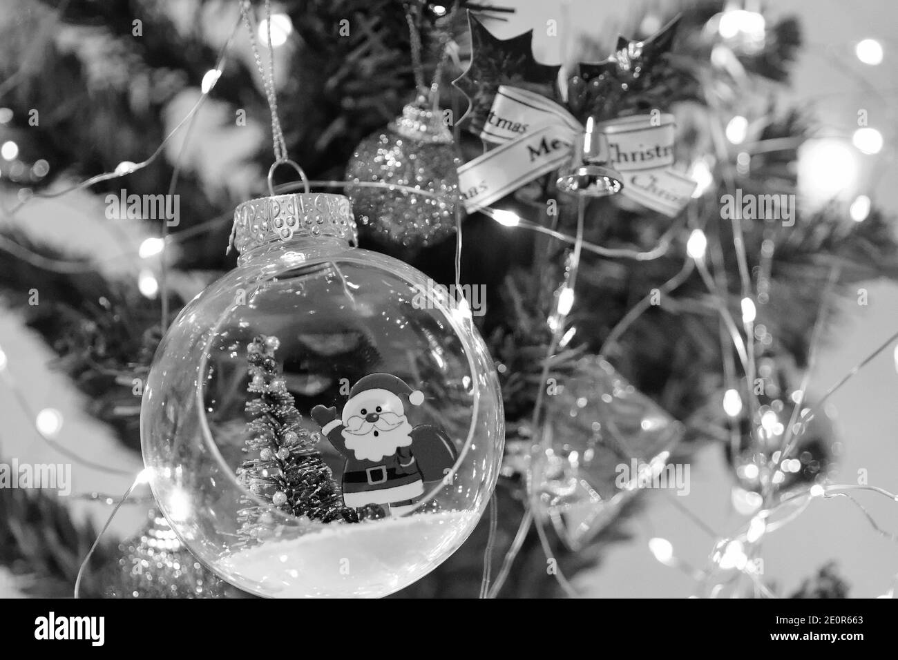 Natale sfondo decorazione albero di Natale con luci offuscate Foto Stock