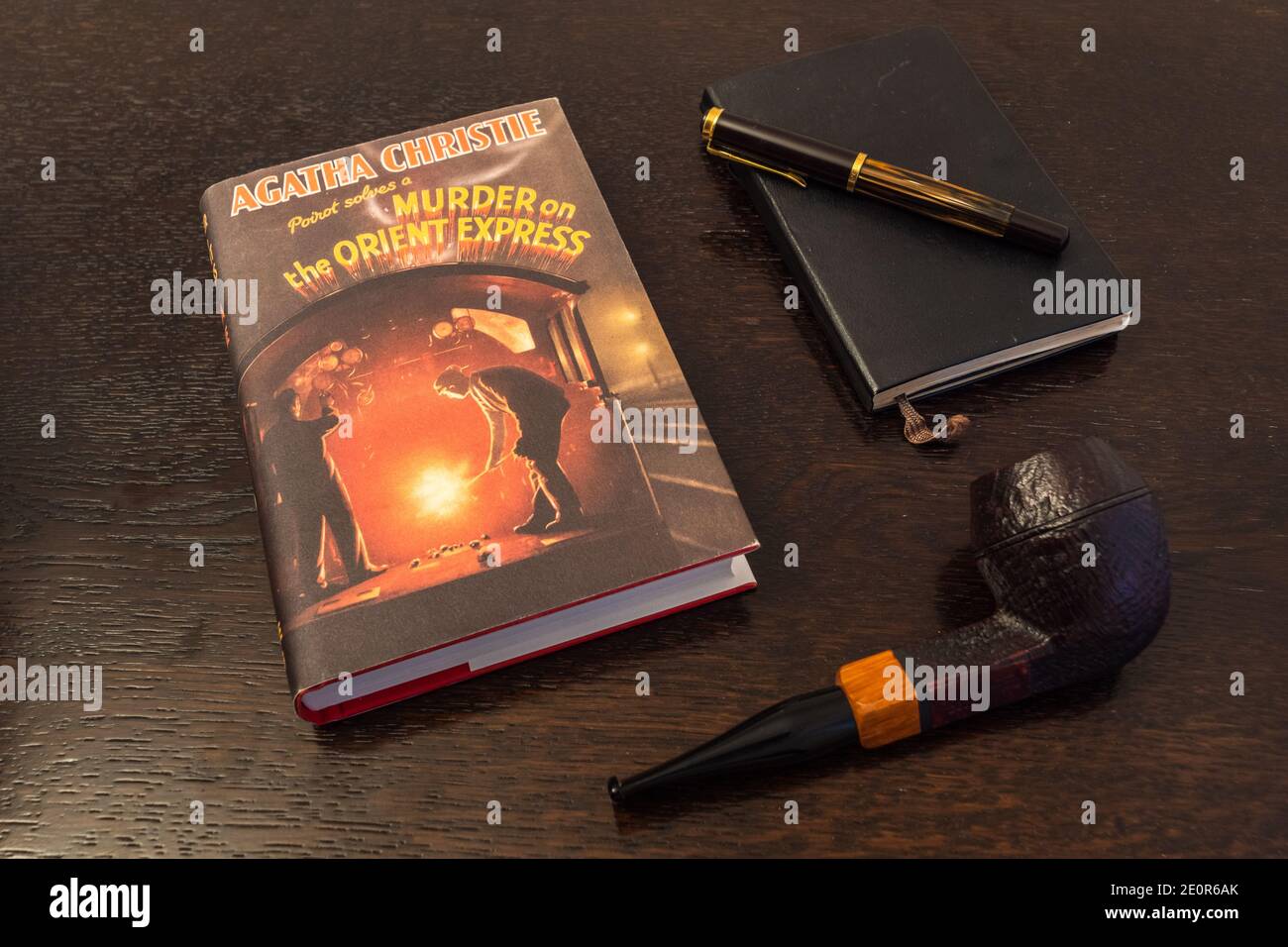 Londra, Inghilterra, Regno Unito - 2 gennaio 2021: Omicidio sull'Orient Express Book di Agatha Christie in a Facsimile First Edition con Tobacco Pipe, Fountian PE Foto Stock