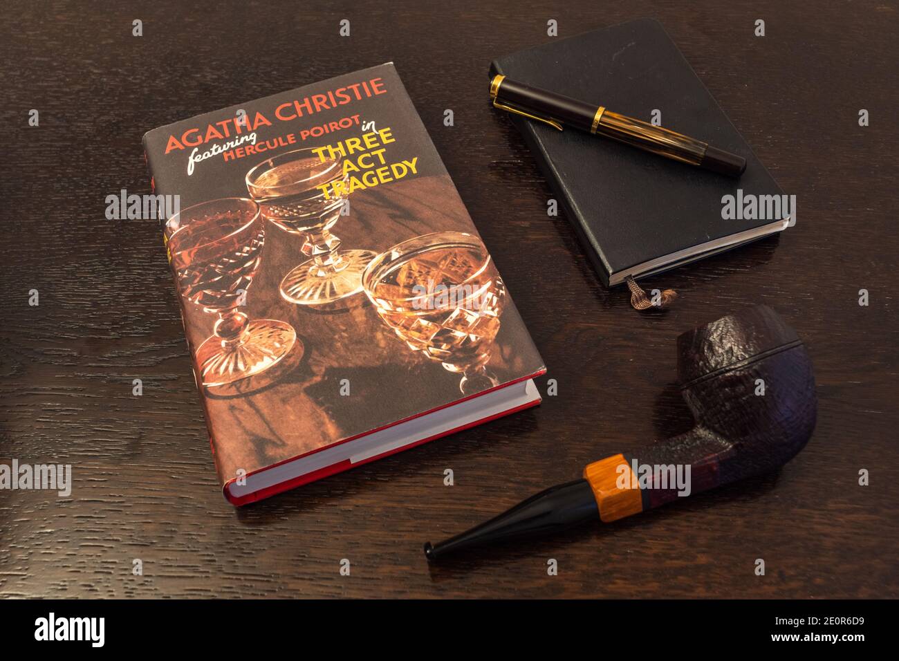 Londra, Inghilterra, Regno Unito - 2 gennaio 2021: Three Act Tragedy Book di Agatha Christie in a Facsimile First Edition con Tobacco Pipe, Fountian Pen e Noteb Foto Stock