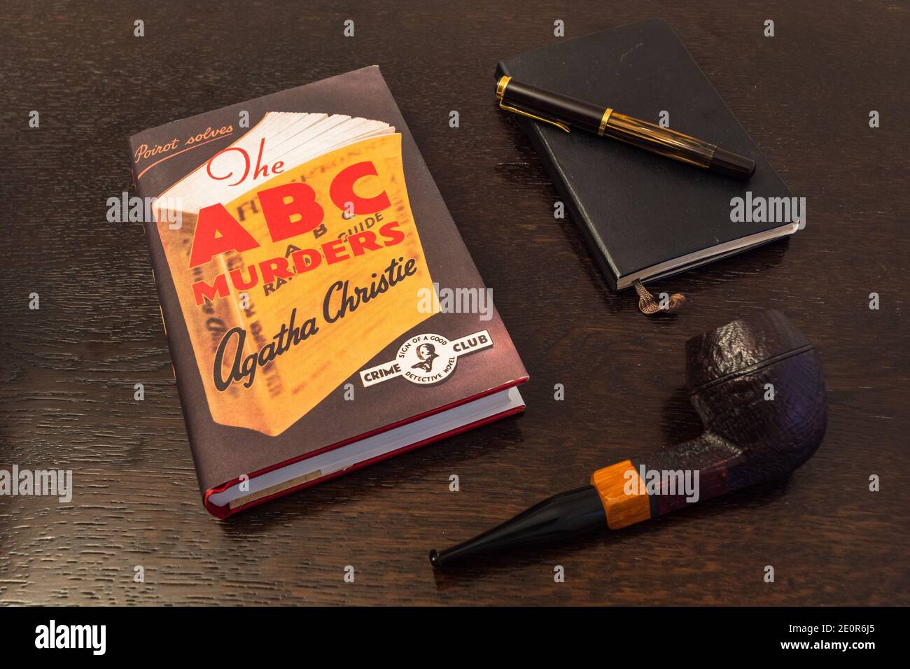 Londra, Inghilterra, Regno Unito - 2 gennaio 2021: The ABC Murders Book di Agatha Christie in a Facsimile First Edition with Tobacco Pipe, Fountian Pen and Noteboo Foto Stock