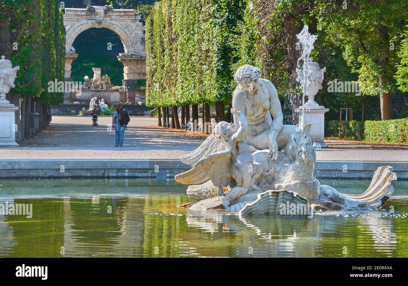 Fontana nel parco del Palazzo di Schoenbrunn. Vienna, Austria Foto Stock