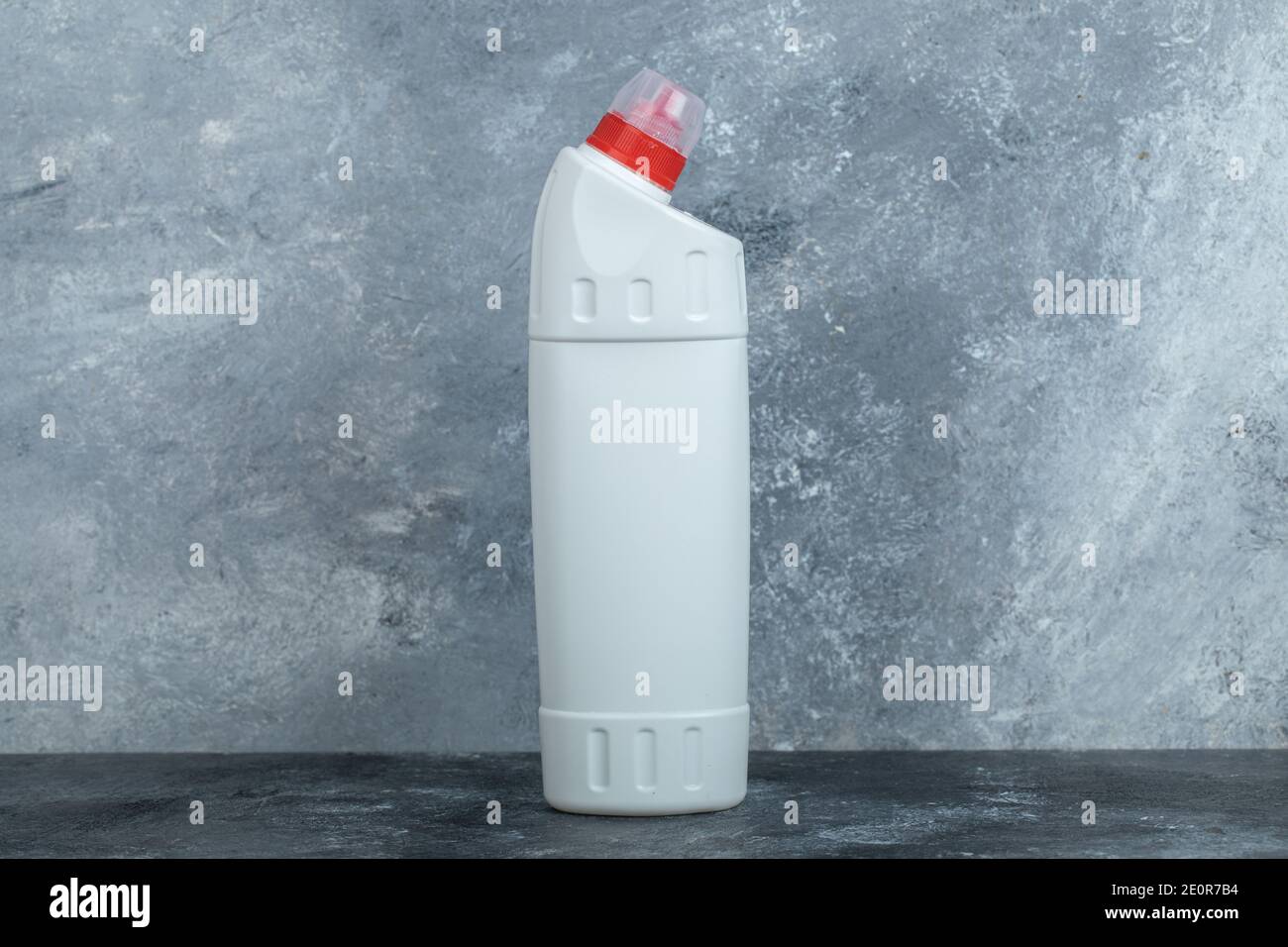Materiale di pulizia chimico su fondo marmo Foto Stock