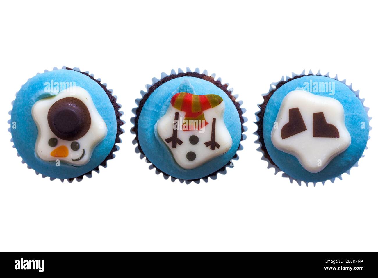 I cupcakes di Snowmen cuppakes Cup torte in fila, in linea, da scatola di M&S 9 mini cupcakes festivo isolato su sfondo bianco - ideale per Natale Foto Stock