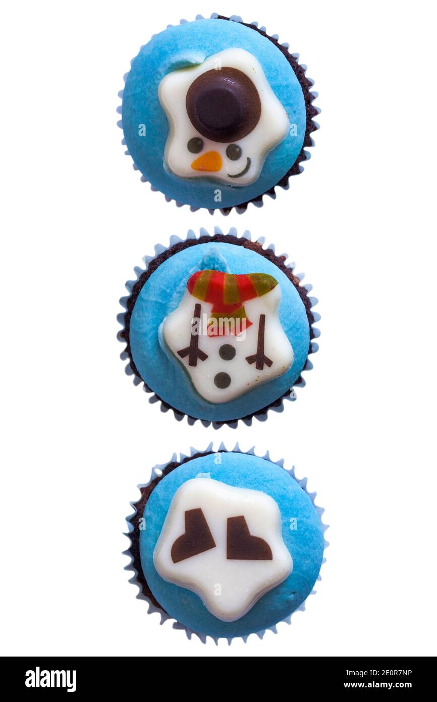 I cupcakes di Snowmen cuppakes Cup torte in fila, in linea, da scatola di M&S 9 mini cupcakes festivo isolato su sfondo bianco - ideale per Natale Foto Stock