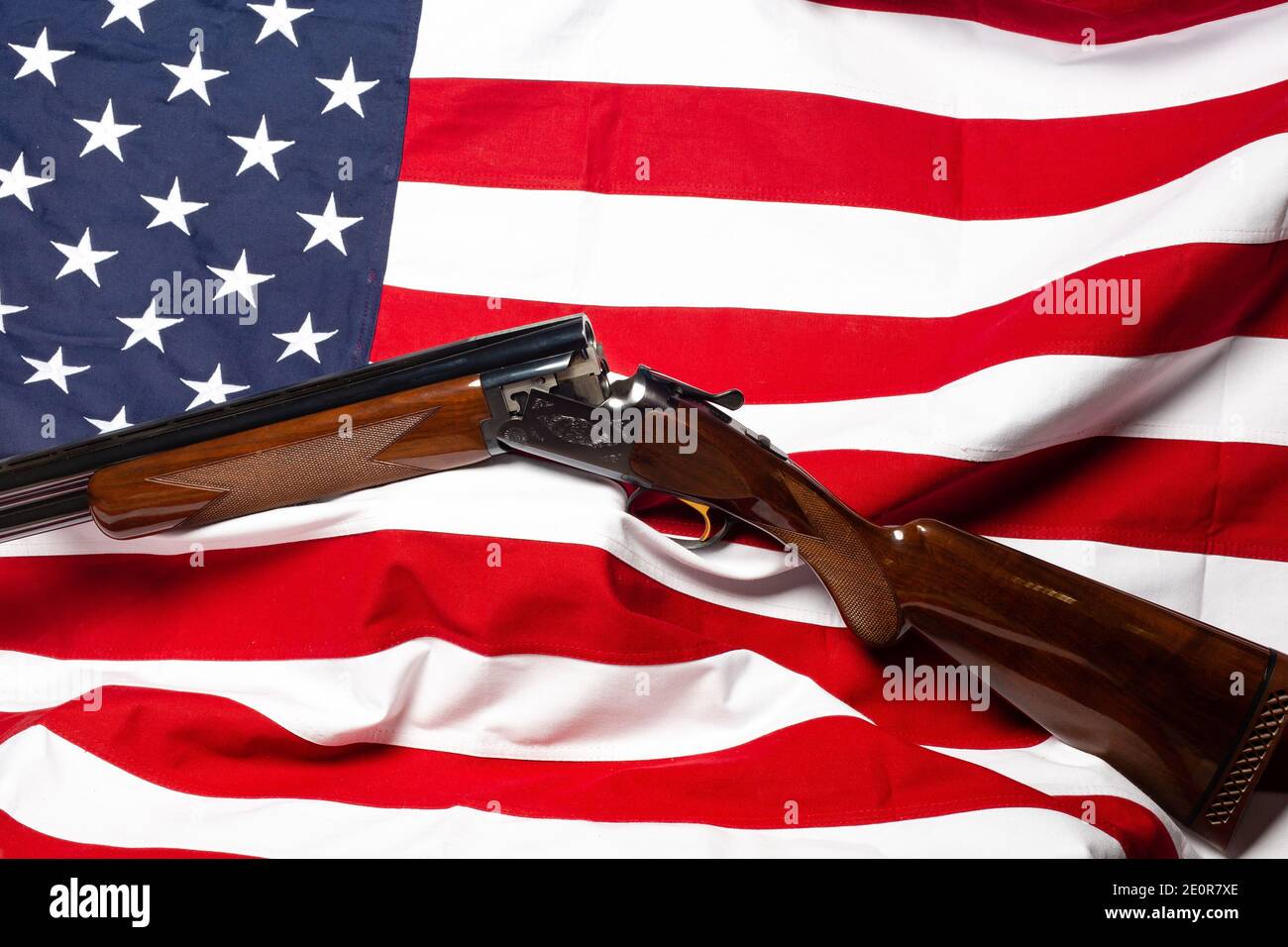 Fucile da fuoco sopra/sotto davanti alla bandiera americana, orizzontale Foto Stock