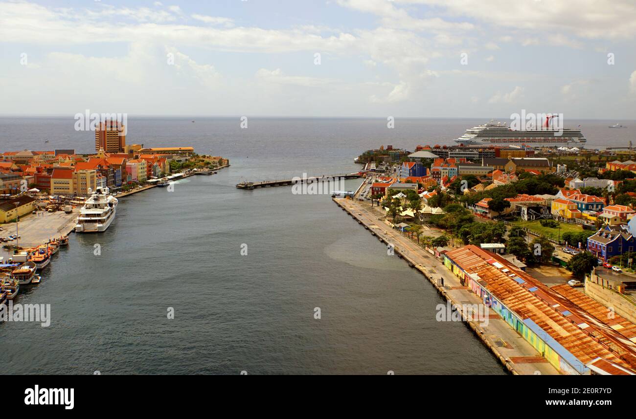 Willemstad, Curacao - 16 novembre 2018 - la vista della città dalla cima del Ponte della Regina Juliana, con edifici e navi lungo la Baia di Sant'Anna Foto Stock