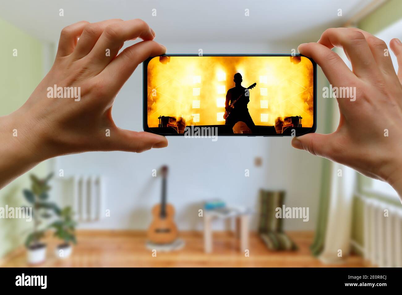 Guardare un concerto online a casa con uno smartphone. Video musicali in  streaming dal vivo Foto stock - Alamy