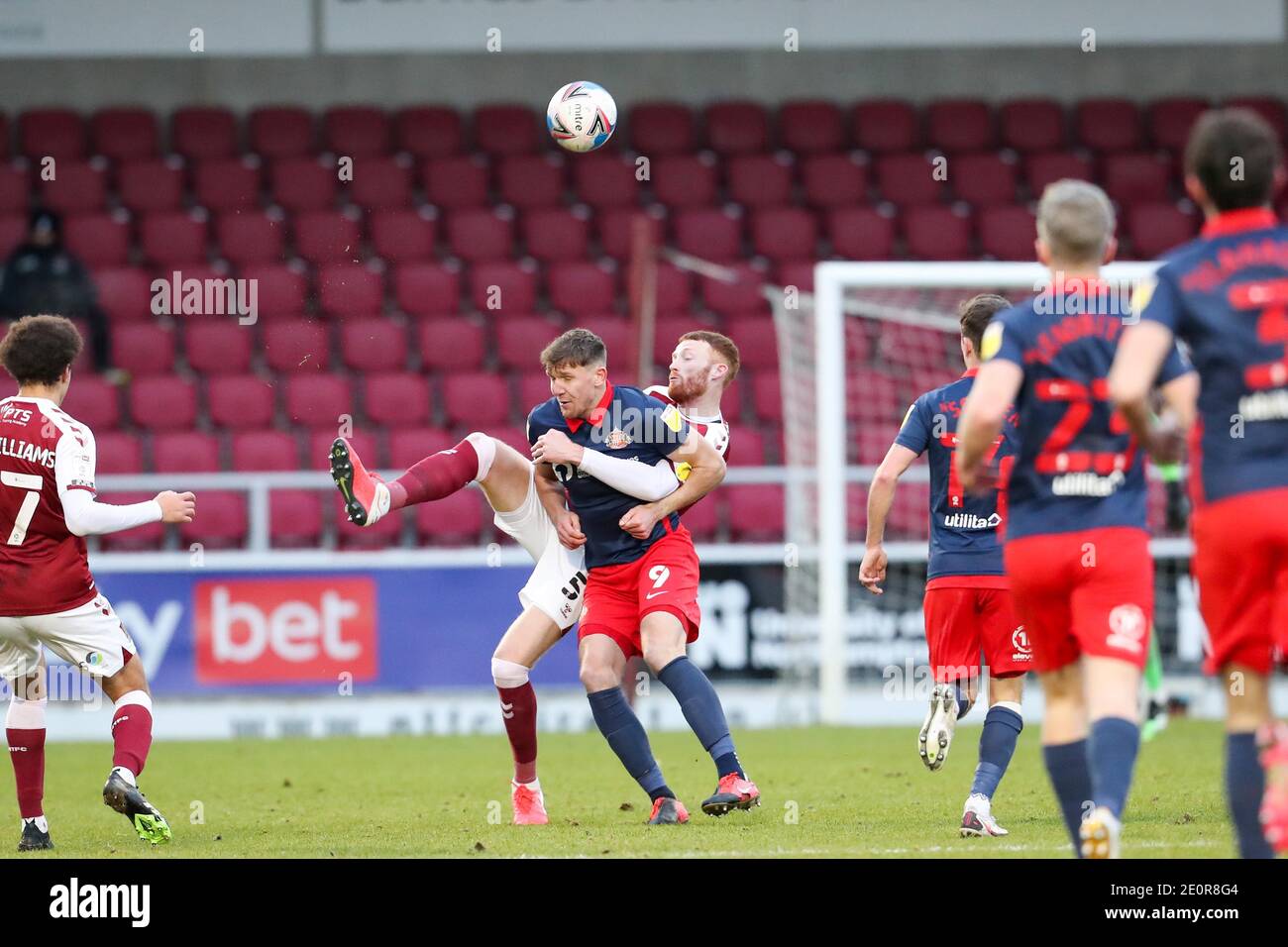 NORTHAMPTON, INGHILTERRA. 2 GENNAIO. Il capitano di Northampton Town, Cian Bolger, e Charlie Wyke di Sunderland sfidano il pallone durante la prima metà della partita Sky Bet League 1 tra Northampton Town e Sunderland al PTS Academy Stadium di Northampton sabato 2 gennaio 2021. (Credit: John Cripps | MI News) Credit: MI News & Sport /Alamy Live News Foto Stock