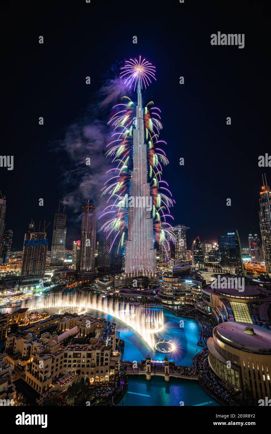 Dubai, Emirati Arabi Uniti. 31 dicembre 2020. Il grattacielo Burj Khalifa è illuminato per le celebrazioni di Capodanno vicino a mezzanotte a Dubai, Emirati Arabi Uniti, il 31 dicembre 2020. (Foto di Alex G. Perez/AGPfoto/Sipa USA) Credit: Sipa USA/Alamy Live News Foto Stock