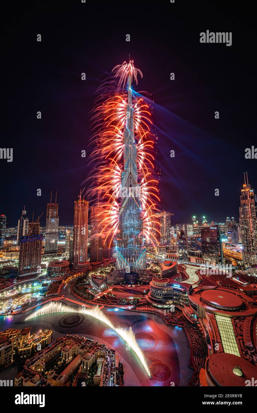 Dubai, Emirati Arabi Uniti. 31 dicembre 2020. Il grattacielo Burj Khalifa è illuminato per le celebrazioni di Capodanno vicino a mezzanotte a Dubai, Emirati Arabi Uniti, il 31 dicembre 2020. (Foto di Alex G. Perez/AGPfoto/Sipa USA) Credit: Sipa USA/Alamy Live News Foto Stock