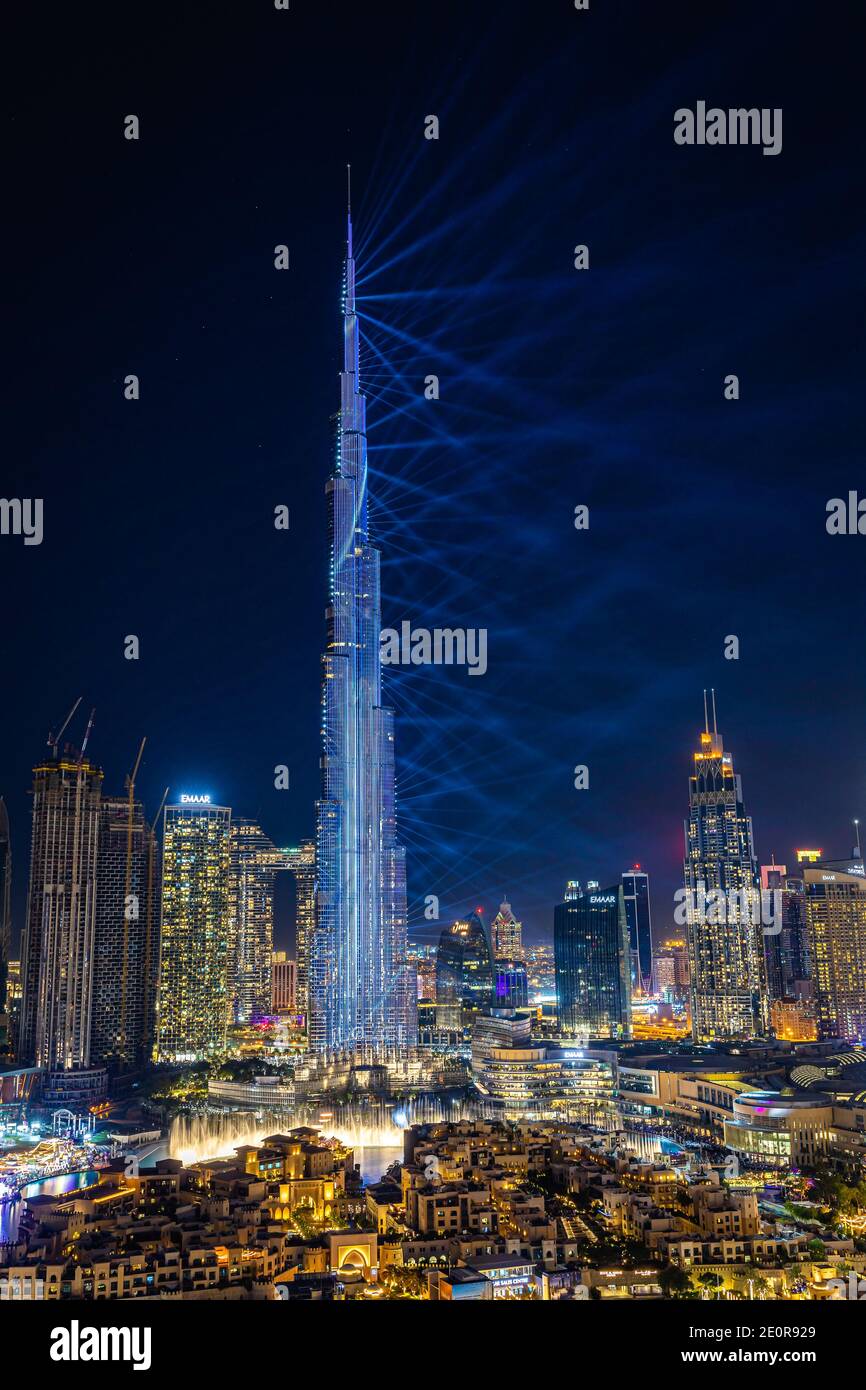 Dubai, Emirati Arabi Uniti. 31 dicembre 2020. Il grattacielo Burj Khalifa è illuminato per le celebrazioni di Capodanno vicino a mezzanotte a Dubai, Emirati Arabi Uniti, il 31 dicembre 2020. (Foto di Alex G. Perez/AGPfoto/Sipa USA) Credit: Sipa USA/Alamy Live News Foto Stock