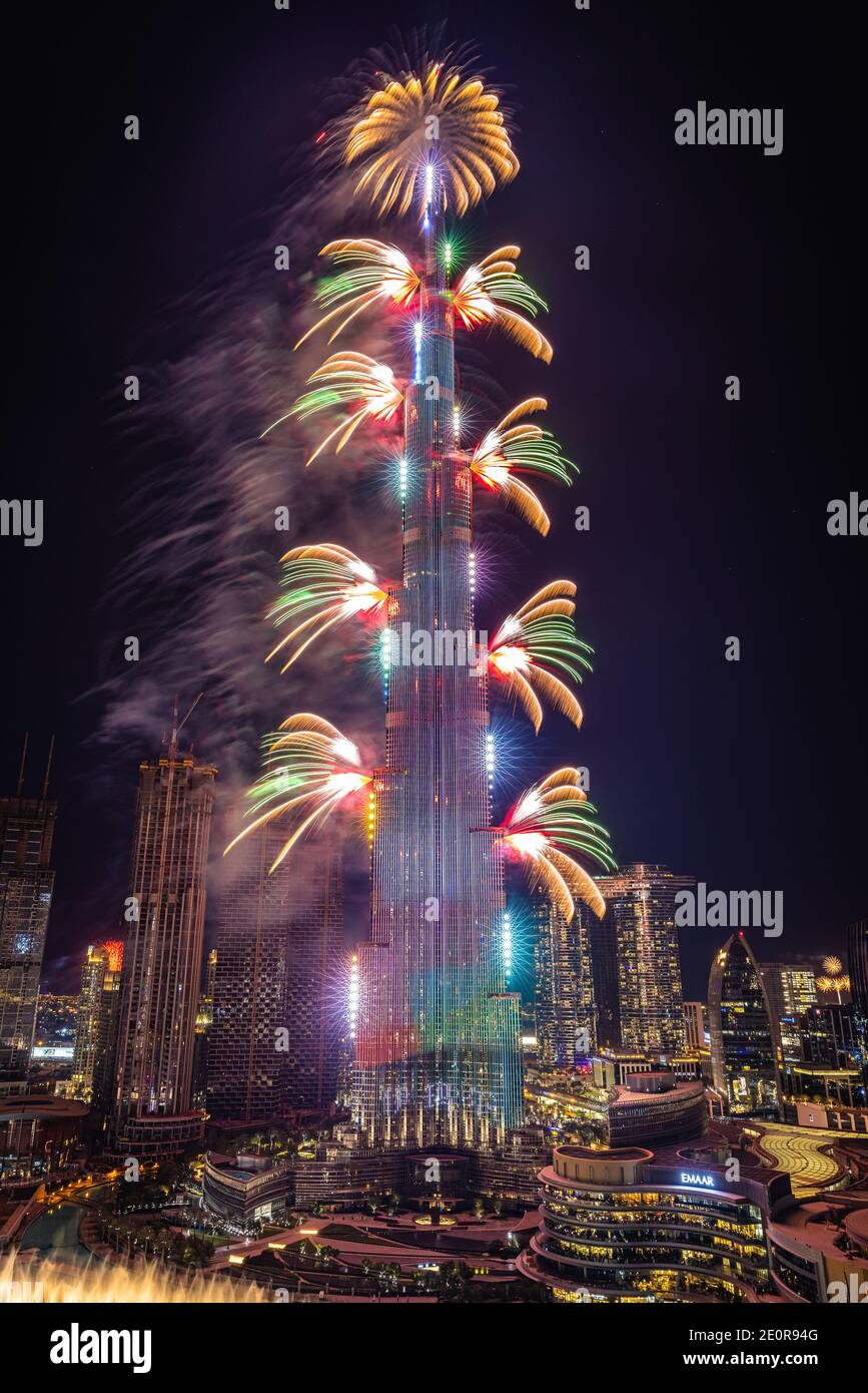 Dubai, Emirati Arabi Uniti. 31 dicembre 2020. Il grattacielo Burj Khalifa è illuminato per le celebrazioni di Capodanno vicino a mezzanotte a Dubai, Emirati Arabi Uniti, il 31 dicembre 2020. (Foto di Alex G. Perez/AGPfoto/Sipa USA) Credit: Sipa USA/Alamy Live News Foto Stock