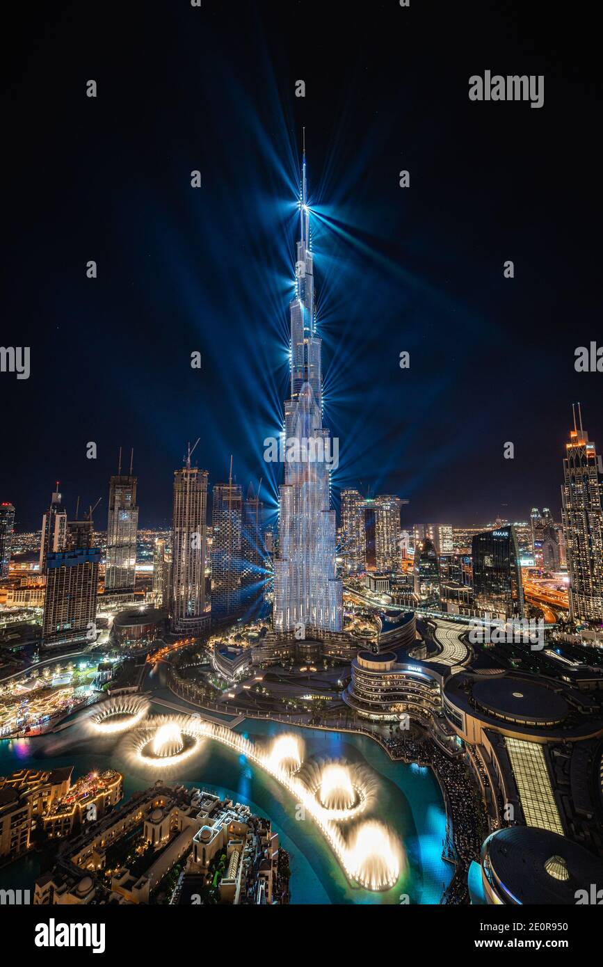 Dubai, Emirati Arabi Uniti. 31 dicembre 2020. Il grattacielo Burj Khalifa è illuminato per le celebrazioni di Capodanno vicino a mezzanotte a Dubai, Emirati Arabi Uniti, il 31 dicembre 2020. (Foto di Alex G. Perez/AGPfoto/Sipa USA) Credit: Sipa USA/Alamy Live News Foto Stock