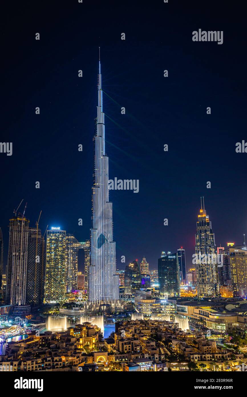 Dubai, Emirati Arabi Uniti. 31 dicembre 2020. Il grattacielo Burj Khalifa è illuminato per le celebrazioni di Capodanno vicino a mezzanotte a Dubai, Emirati Arabi Uniti, il 31 dicembre 2020. (Foto di Alex G. Perez/AGPfoto/Sipa USA) Credit: Sipa USA/Alamy Live News Foto Stock