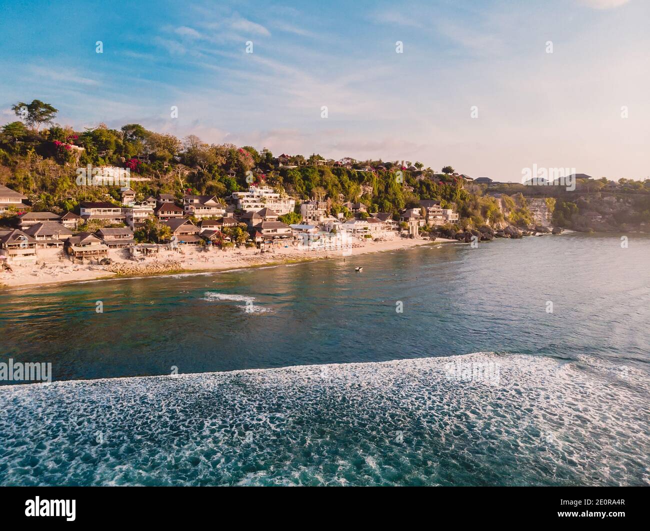 Vista aerea dell'esotica spiaggia di Bingin con il caldo tramonto a Bali. Foto Stock