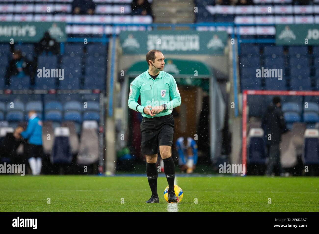 Huddersfield, Regno Unito. 02 gennaio 2021. HUDDERSFIELD, INGHILTERRA. JAN 2 Jeremy Simpson, l'arbitro della partita, durante lo Sky Bet Championship match tra Huddersfield Town e Reading al John Smith's Stadium di Huddersfield sabato 2 gennaio 2021. (Credit: Pat Scaasi | MI News ) Credit: MI News & Sport /Alamy Live News Foto Stock